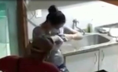 Graban a agentes policiales hurtando dinero durante allanamiento