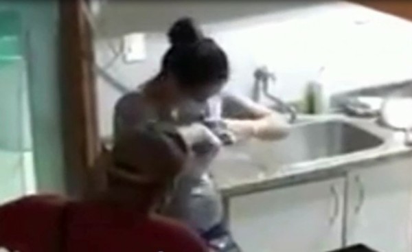 Graban a agentes policiales hurtando dinero durante allanamiento