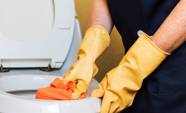 HOY / Rociar lavandina cada vez que infectado usa el baño, insiste Salud Pública