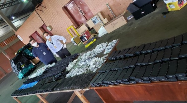 Incautan arsenal de armas y disponen detención de aduanero