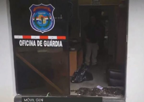 "Aquiles" Báez cae detenido y destroza puerta de sede policial