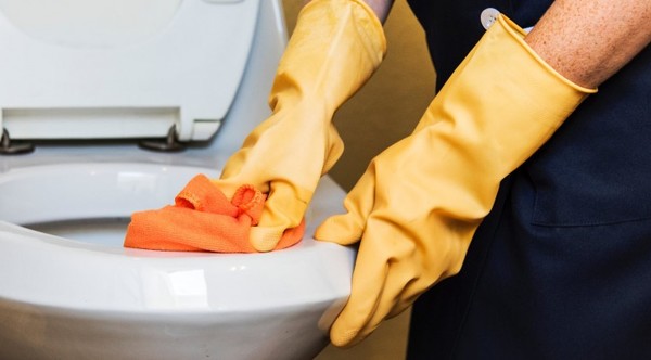 Rociar lavandina cada vez que infectado usa el baño, insiste Salud Pública