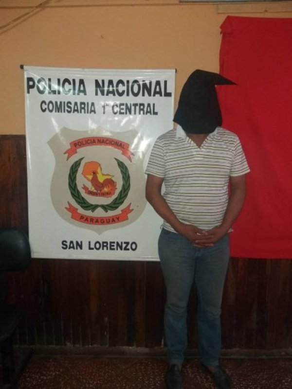 Detienen a chofer que llevaba quince pasajeros parados