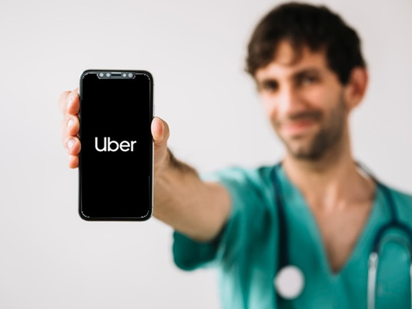 Uber da descuentos a profesionales de la salud tras acuerdo con el MOPC