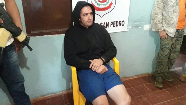 Otra de Aquiles: atropella comisaria, agrede a uniformados y deja daños materiales