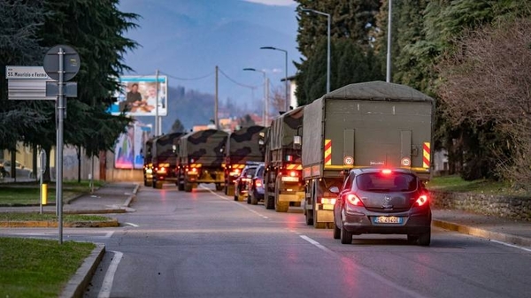 HOY / Italia: camiones del ejército llevan ataúdes de víctimas de Covid-19 para incinerar