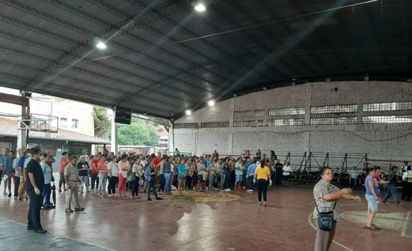 HOY / Criminal aglomeración de gente en el tinglado municipal de San Lorenzo