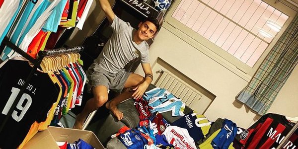 Paulo Dybala y su colección de camisetas