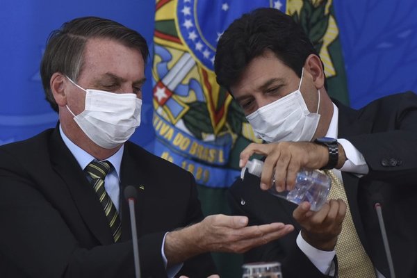 Jair Bolsonaro, antes escéptico, ahora dice ser 'líder antivirus'