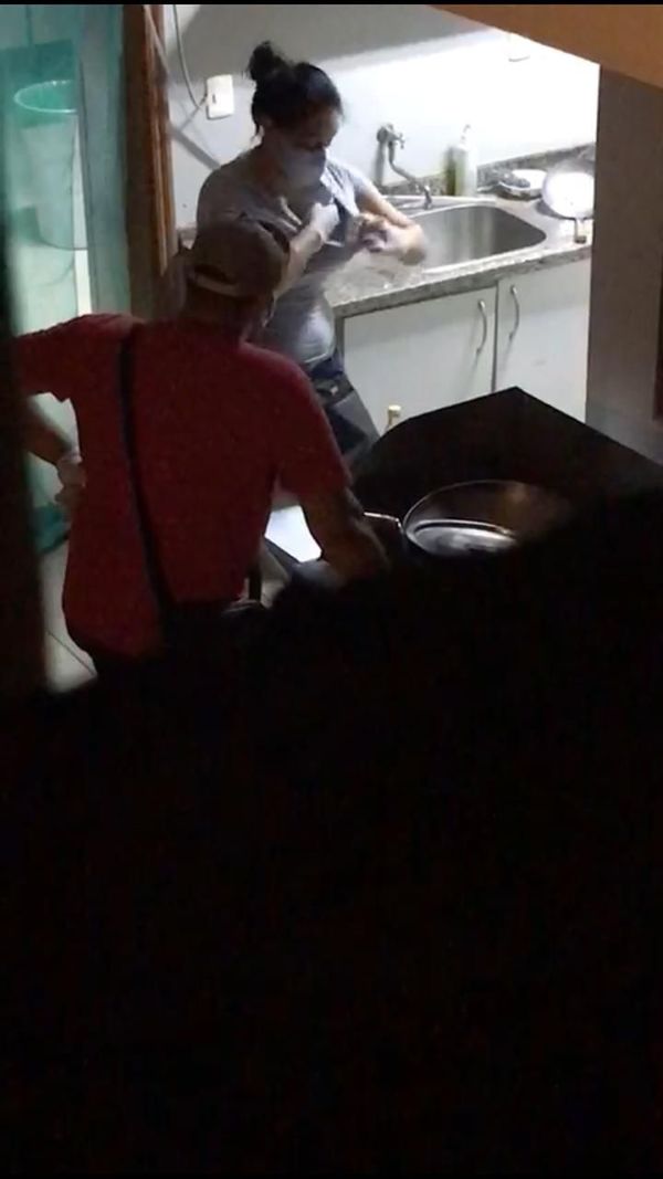 Agente de policía dice que no son fajos de billete, sino tapabocas negros - Nacionales - ABC Color