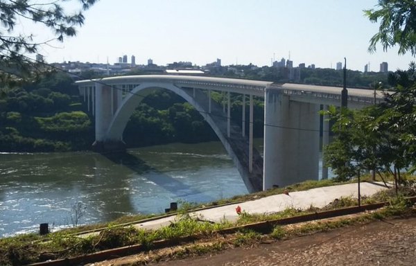 Tras críticas Brasil cierra fronteras, menos con Uruguay