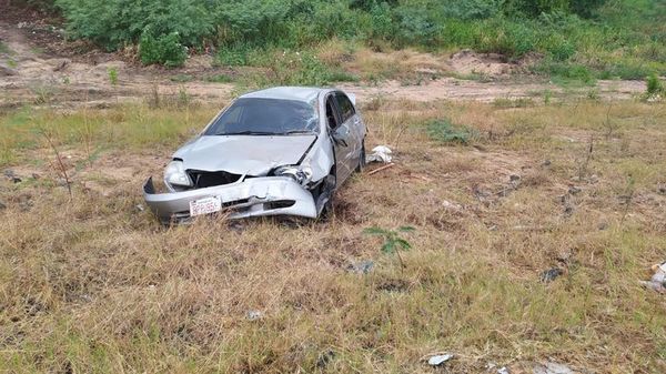 Vuelco de vehículo tras choque en la Costanera, sin heridos graves - Nacionales - ABC Color