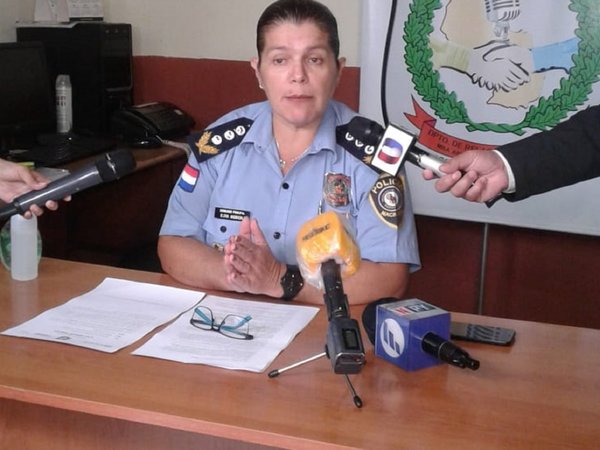 Oficial de Policía inspeccionaba su cartera, dice jefa de Relaciones Públicas
