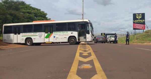 Paraguayos no pueden salir del país en la cuarentena - Nacionales - ABC Color