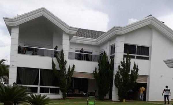 HOY / Bruno Migliore, presidente de Paraná Country Club, insta a miembros del club a guardar cuerentena por posible contacto con el primer caso confirmdo con Covid-19