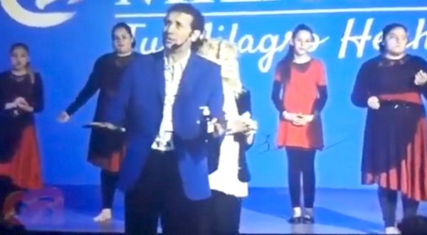 Un pastor tilingo ya vende “gel bendito” | Crónica