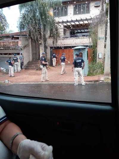 Rescatan a varios animales enjaulados durante allanamiento por violencia familiar » Ñanduti