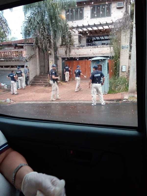 Rescatan a varios animales enjaulados durante allanamiento por violencia familiar » Ñanduti
