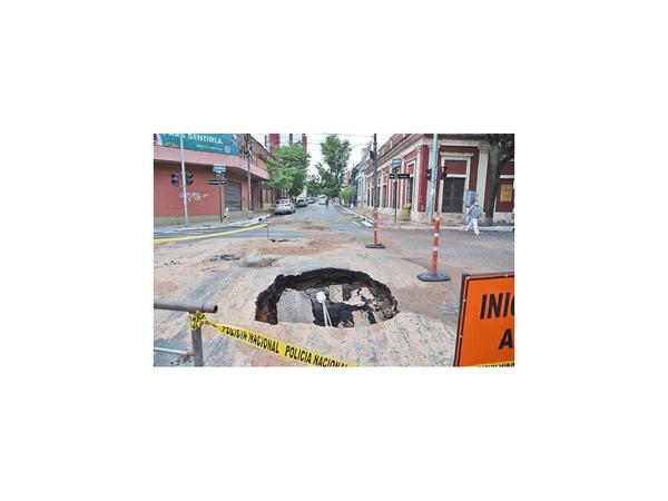 Caño roto de la Essap ocasiona un enorme cráter en Mcal. López