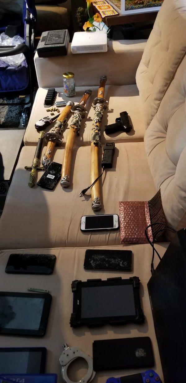Amenazaba a su pareja con espada, pero ella logró escapar