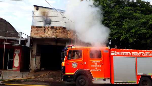 Fuego consume una vivienda en barrio Obrero de Ciudad del Este