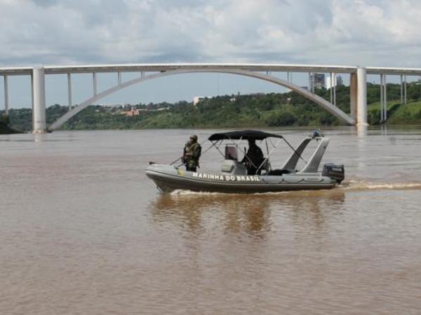 MARINA del Brasil hace bloqueo en el río Paraná y en el Lago de Itaipú