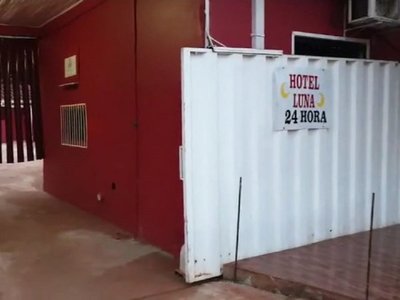Policía violó cuarentena: farreó con amigos, fue a motel, cayó de escalera y murió