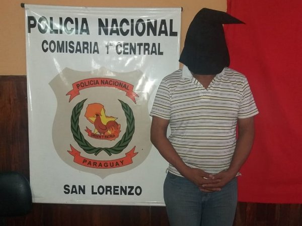Detienen a chofer que llevaba quince pasajeros parados