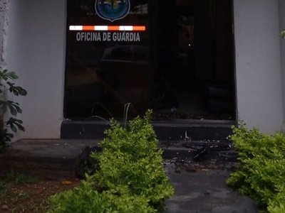 Aquiles Báez golpeó a un joven y reventó puerta de dependencia policial