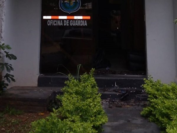 Aquiles Báez golpeó a un joven y reventó puerta de dependencia policial