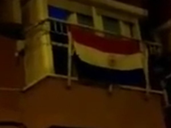 Emocionante: bandera paraguaya ondea al son de esperanzador cántico