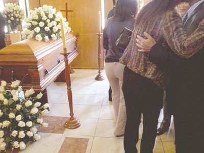 Velorio con alcohol en gel y fuera de iglesia