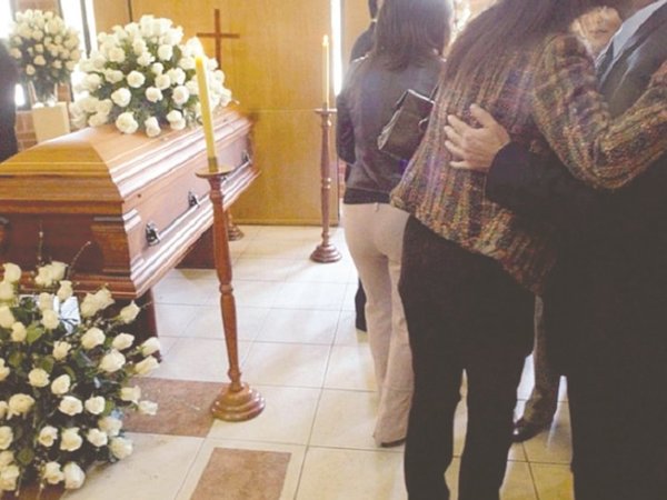 Velorio con alcohol en gel y fuera de iglesia