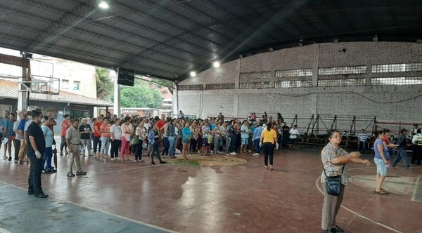 Criminal aglomeración de gente en el tinglado municipal de San Lorenzo - Digital Misiones