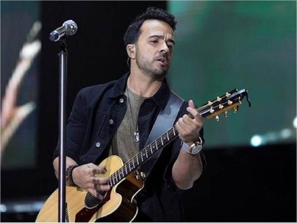 J Balvin, Fonsi y otros artistas se unen en concierto desde casa de Telemundo