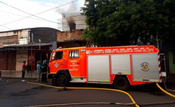 Fuego consume vivienda deshabitada en el Barrio Obrero