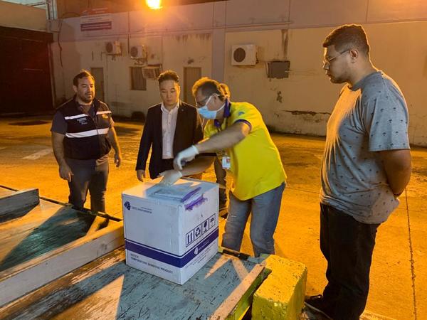 Ministerio de Salud Pública recibe test laboratoriales para detección del Covid-19 donadas por empresas del Shopping París y Ñamopu’á Paraguay