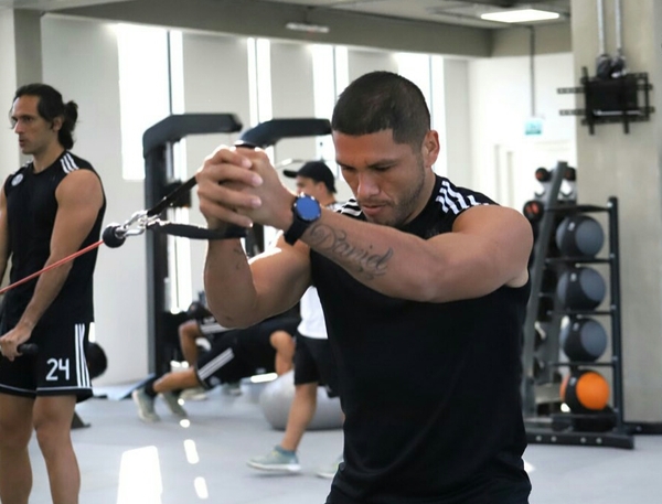 Jugadores de Olimpia recibieron herramientas de trabajo