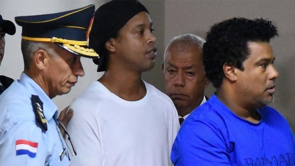 Un amigo de Ronaldinho contó cómo vive en prisión: “Le llevan ropa todos los días y siempre están pendientes de él”
