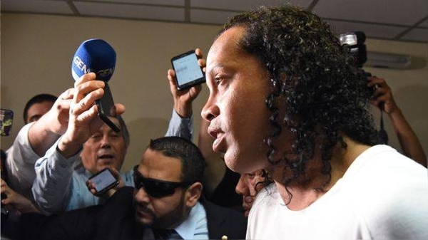 HOY / Los 40 de Ronaldinho: su tiempo en prisión y el futsal como terapia