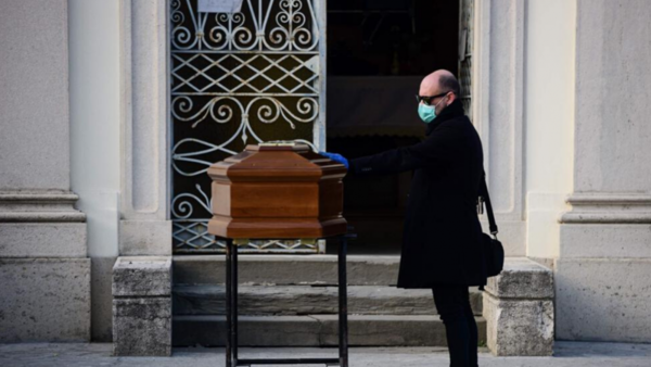 Italia registra 627 muertos en un solo día