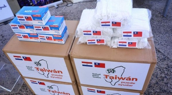 Taiwán dona tapabocas y gorros para médicos paraguayos