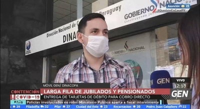 HOY / Larga fila de jubilados y pensionados en la Dirección Nacional de Correos del Paraguay para la entrega de tarjetas de débito