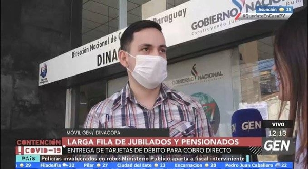 HOY / Larga fila de jubilados y pensionados en la Dirección Nacional de Correos del Paraguay para la entrega de tarjetas de débito