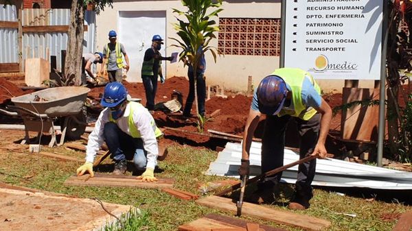 Con turnos de 24 horas avanzan con la construcción de pabellón de aislamiento  - ABC en el Este - ABC Color