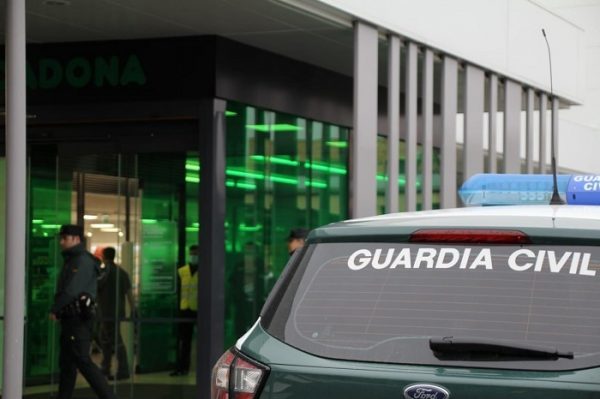 "Tengo coronavirus", gritó una mujer y escupió a guardias civiles