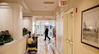 Hoteleros preocupados porque siguen llegando extranjeros - Economía - ABC Color