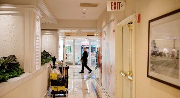Hoteleros preocupados porque siguen llegando extranjeros - Economía - ABC Color