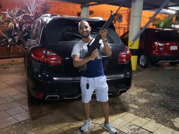 Amenazó con espada a la madre de su hijo