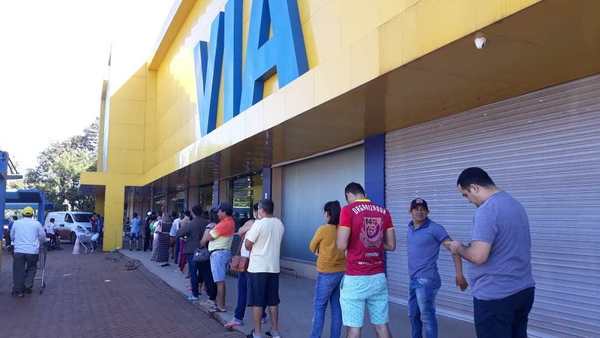 Aglomeración de personas en supermercados tras estricta cuarentena por una semana - ADN Paraguayo